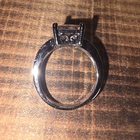 Elegant Silver .925 and Pink Gemstone Ring - Picture 5 of 7